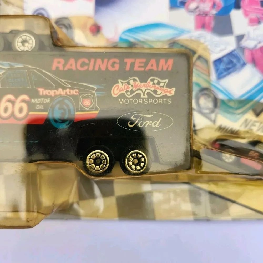 RACING CHAMPIONS 66/Trop Artic Racing Team Transporter Black with MINI Stock Car
